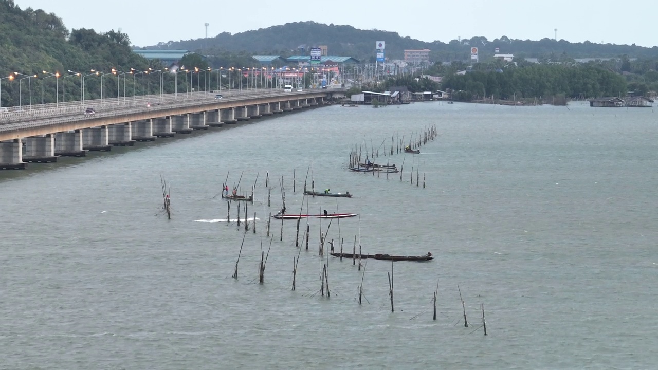 无人机拍摄的渔船航行在泰国南部的宋卡湖视频下载