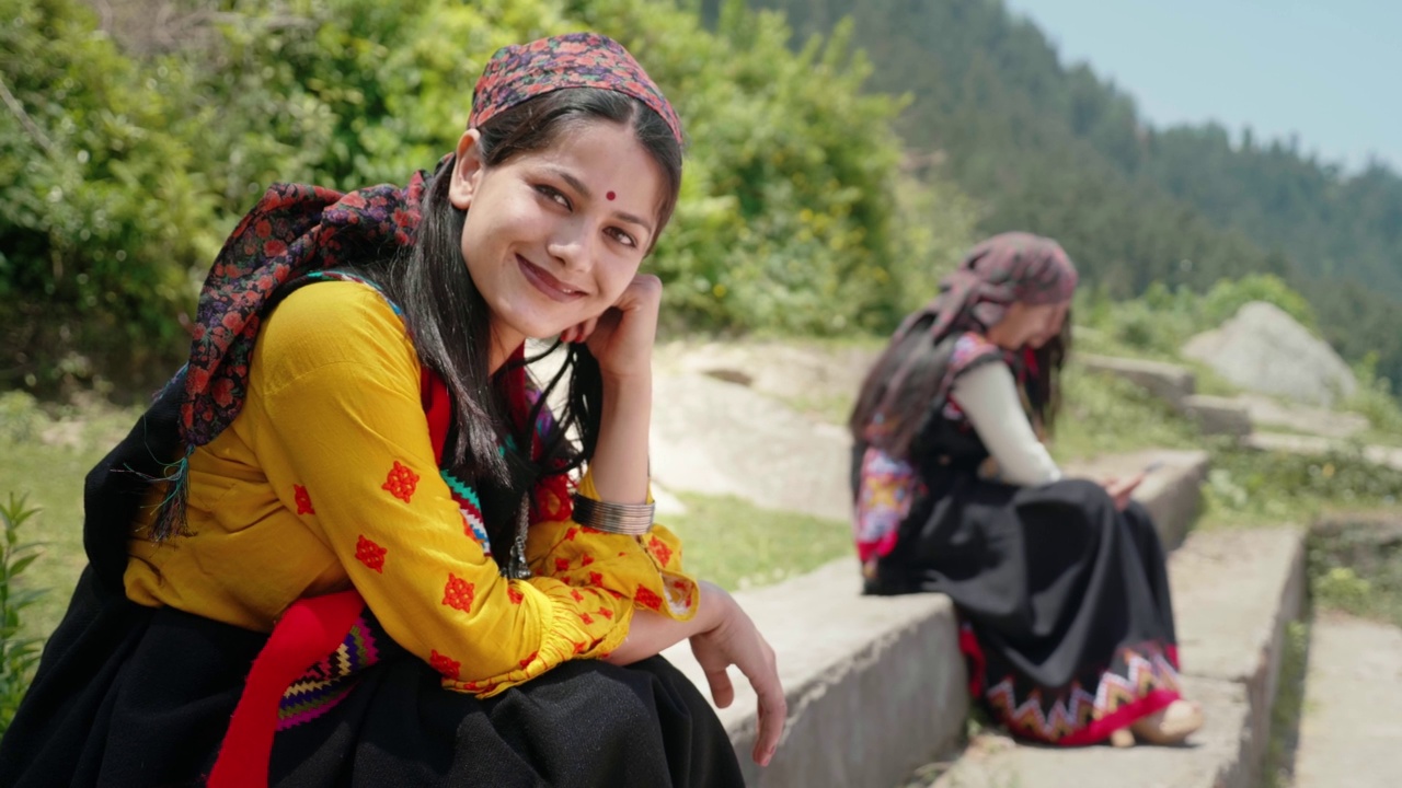 年轻的印度美丽的农村妇女在偏远地区穿着传统服装微笑视频下载