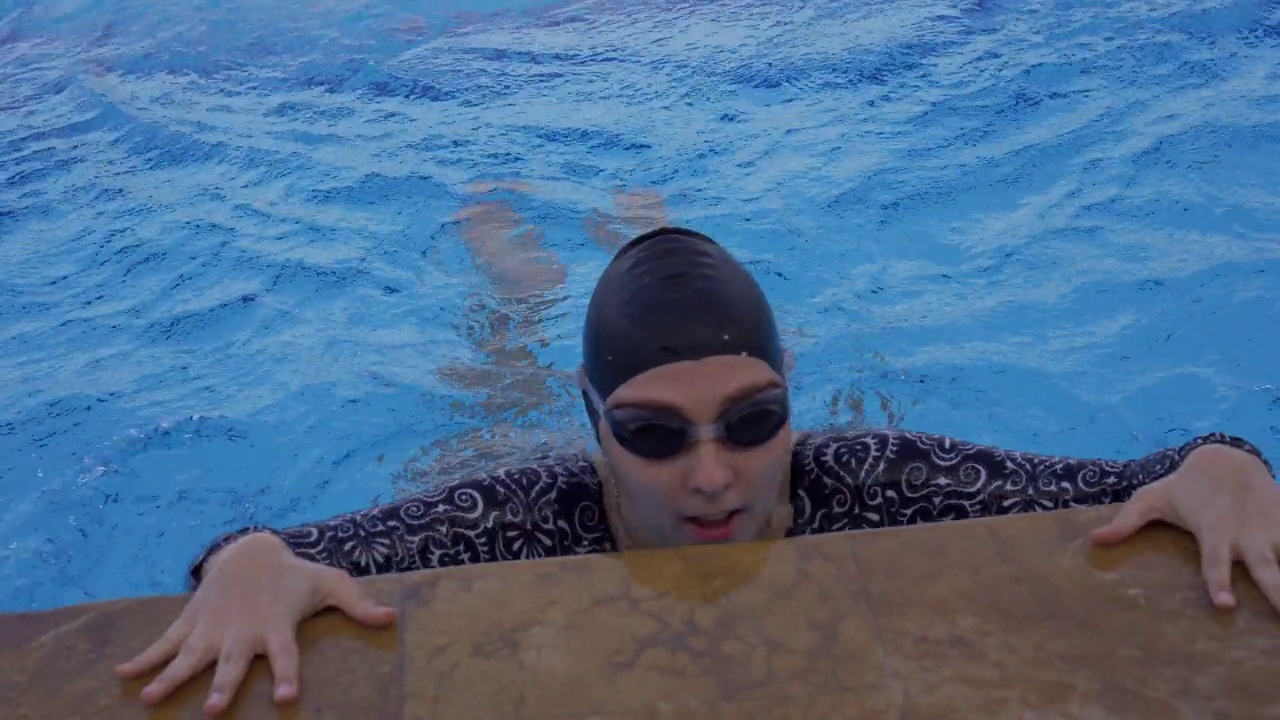 女游泳运动员在游泳池游泳视频素材