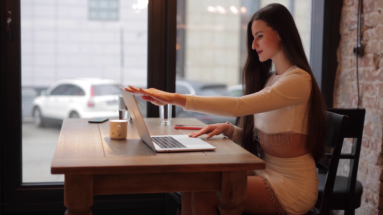 自由职业女性在咖啡馆用笔记本电脑工作视频下载