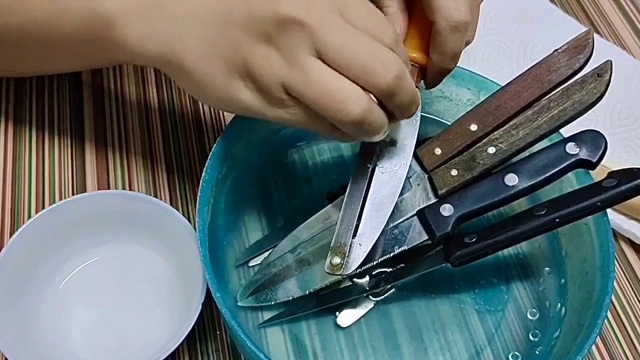 清洗钢菜刀视频下载