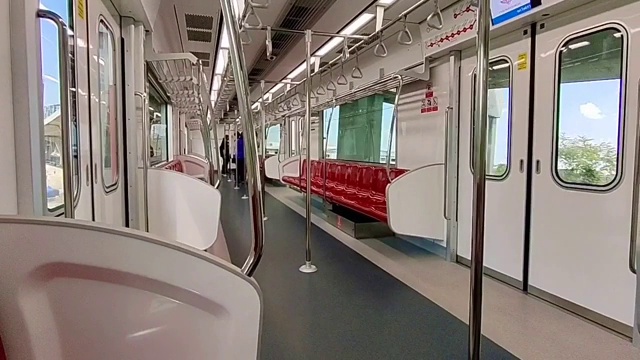泰国曼谷，乘坐SRT轻轨的人们视频下载