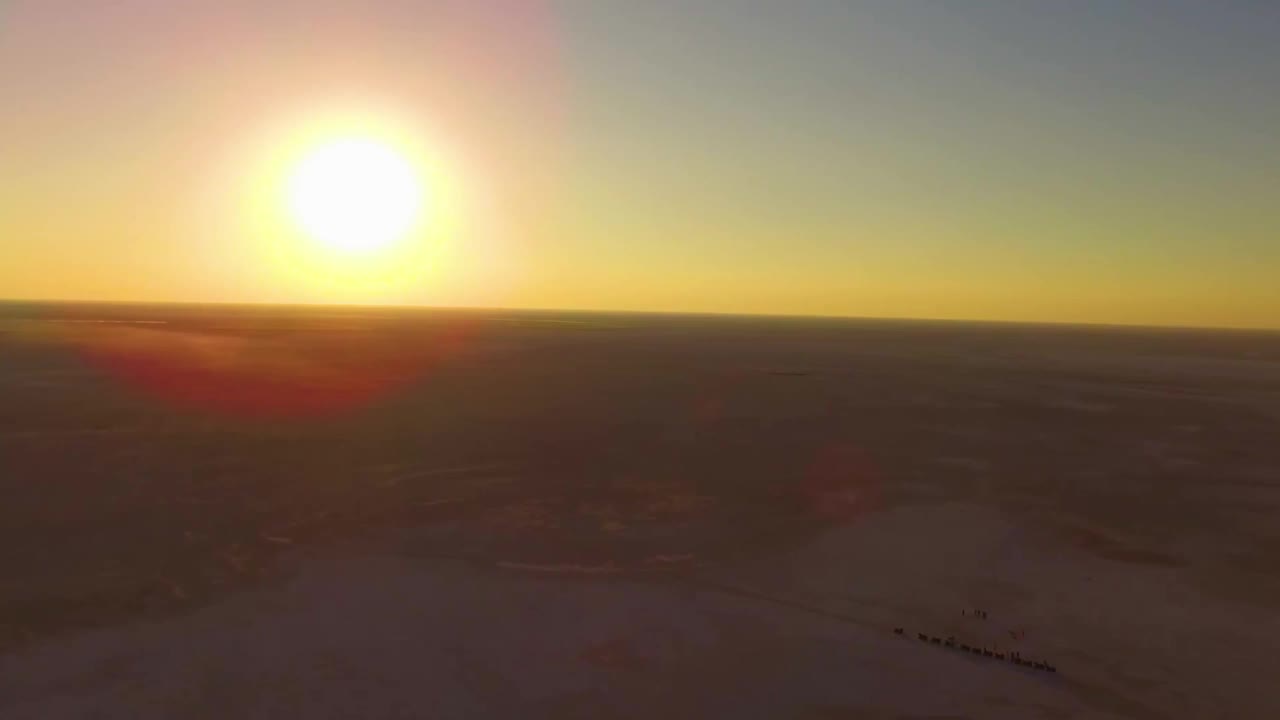 犹他州盐湖城附近的邦尼维尔盐滩上的日落。视频素材