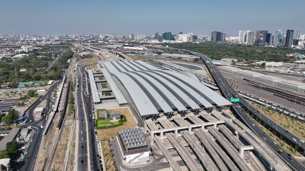 无人机高视角快速铁路高速公路邦苏车站是一个新的铁路枢纽与快速列车日落场景在曼谷，泰国视频下载