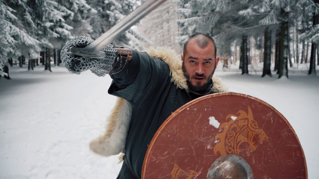 中世纪的骑士手持剑，展示他的技能视频素材