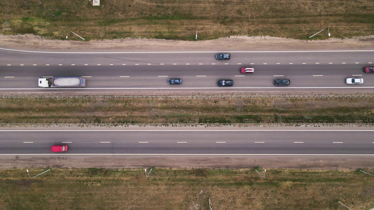 俯视图沥青直路与交通车辆驾驶视频素材