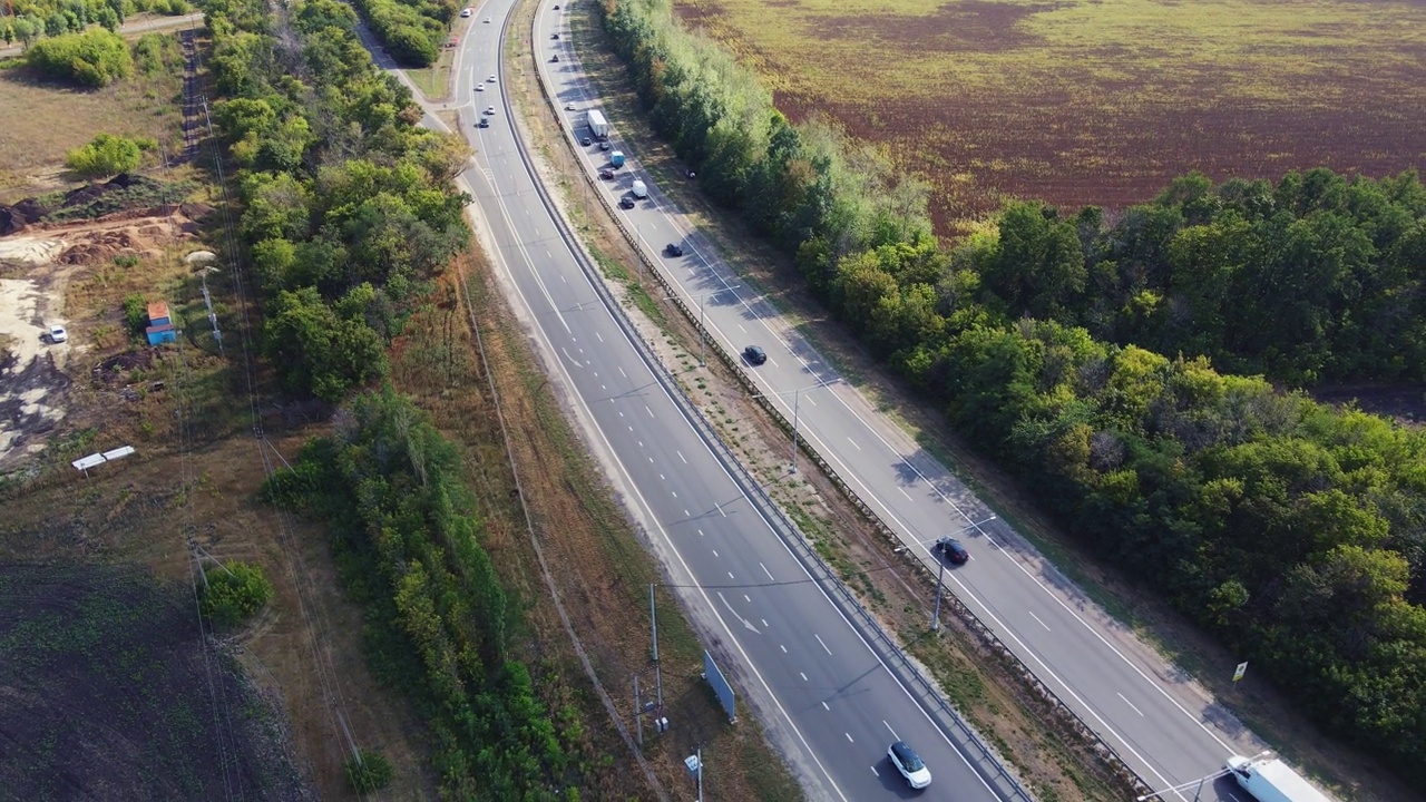 汽车在乡村的高速公路上行驶视频素材