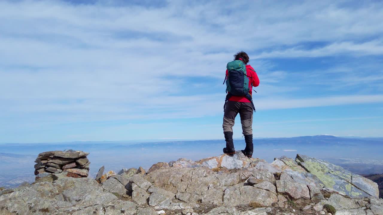 摄影师登山者正在山顶上用单反相机拍摄风景视频素材