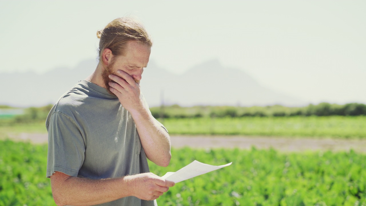 一段4k视频片段显示，一名年轻男子在农场读一封信时看起来紧张不安视频下载