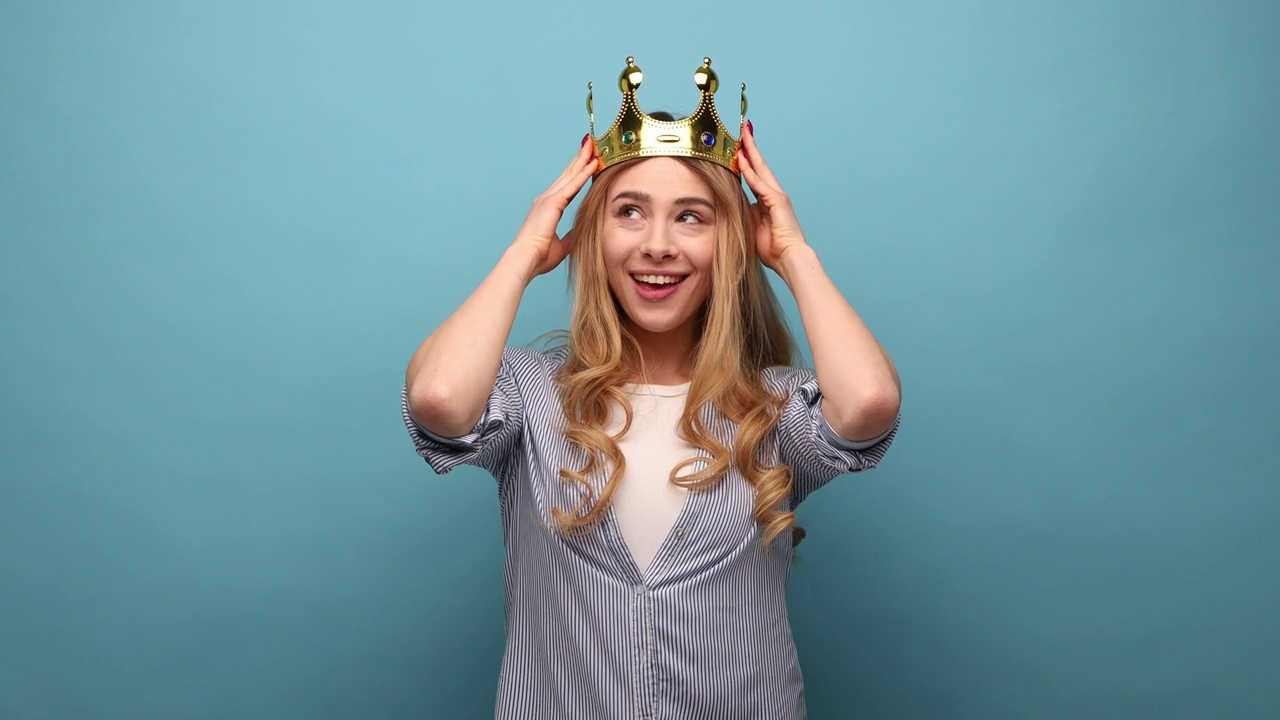 女人戴上皇冠面带微笑，对成功充满自信，自我激励。视频下载