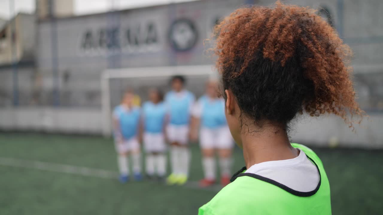 一名女子足球运动员在足球比赛中准备任意球的肖像视频下载