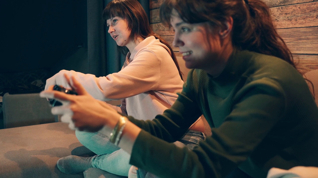 快乐的年轻女性拿着手柄在游戏机上玩在线视频游戏视频素材