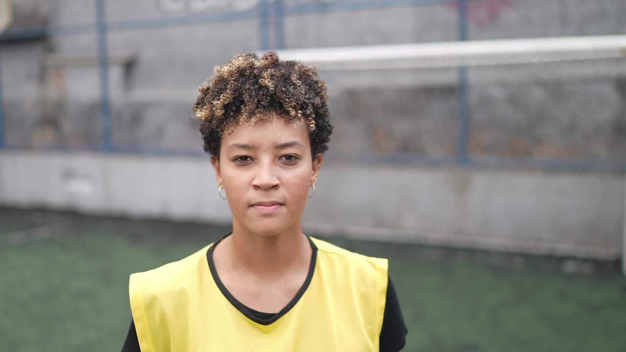 一个年轻的女足球运动员在体育场上的肖像视频下载
