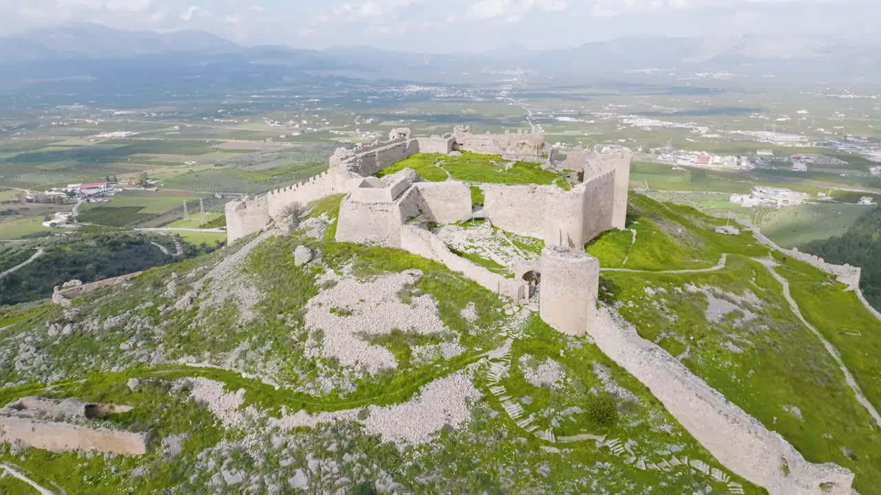 希腊阿尔戈斯古城上空拉里萨城堡的航拍照片视频下载