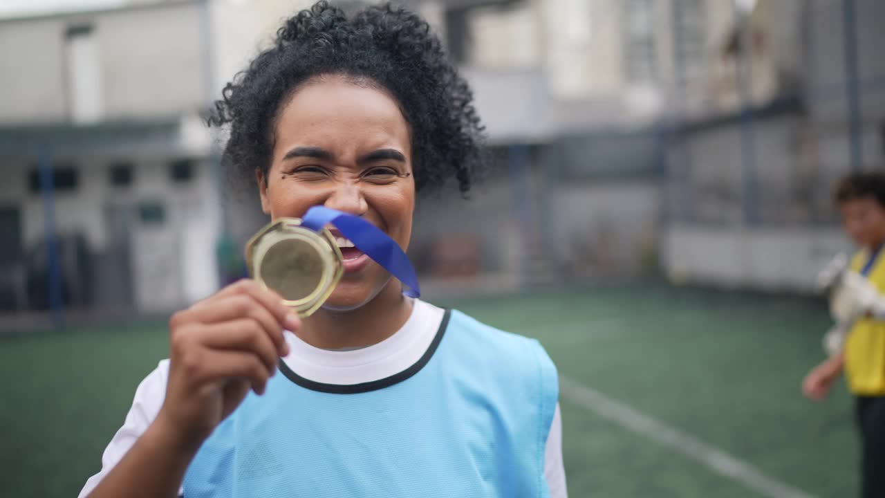 一名女子足球运动员庆祝赢得奖牌的肖像视频下载