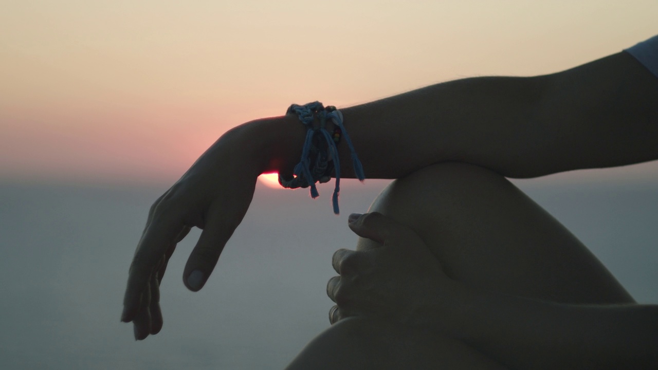 近距离拍摄的女子在日落前的海。女孩在海滩上放松。地中海。电影的冥想。视频素材