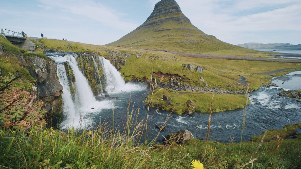 绿色的山峰和kirkjufellsfoss秋天是冰岛早晨的热门景点，夏季户外旅行视频素材
