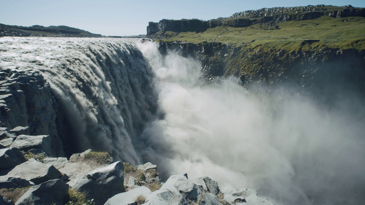 令人印象深刻的强大的dettifos瀑布与悬崖边缘的前景，冰岛，欧洲视频素材