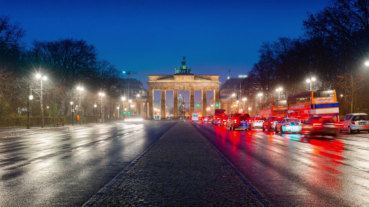 德国柏林，圣诞节期间，勃兰登堡门上的交通状况视频素材