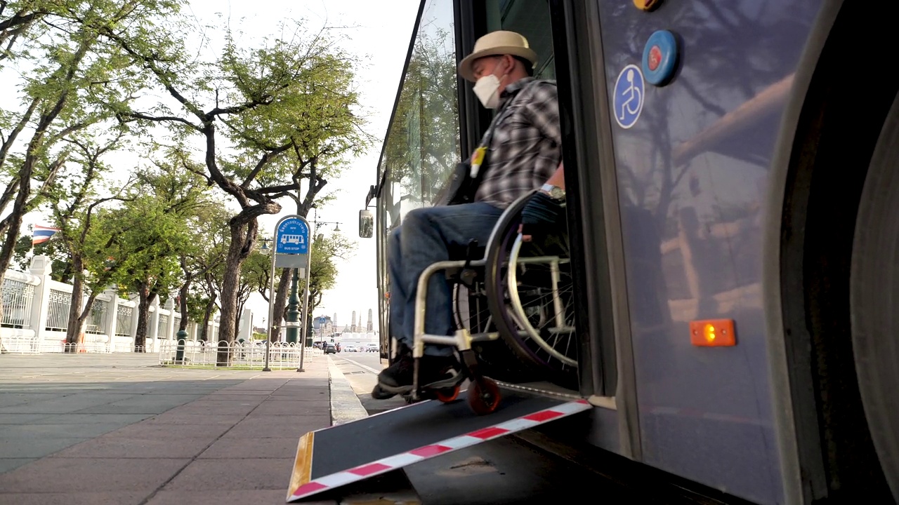 曼谷轮椅旅游地标概念。乘公共汽车旅行的游客视频下载
