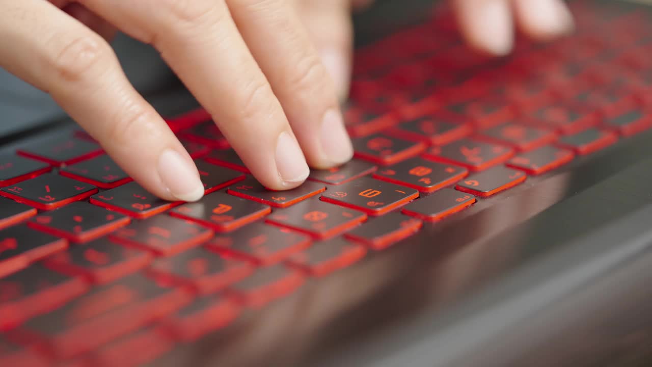 特写女性的手在笔记本电脑上工作和打字在笔记本电脑键盘在办公室的桌子上工作在线视频下载