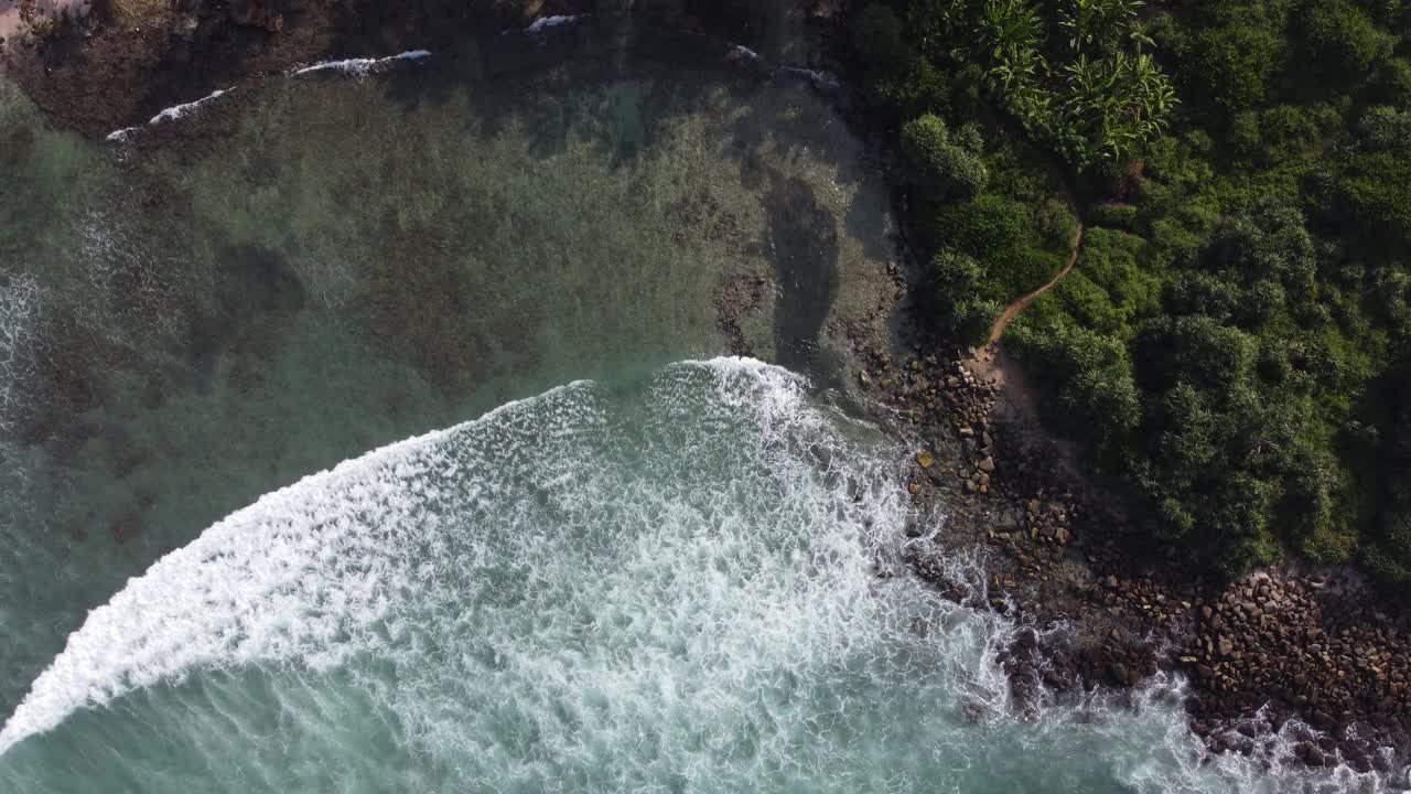 鸟瞰碧绿的大海和汹涌的波涛。印度洋。斯里兰卡视频素材