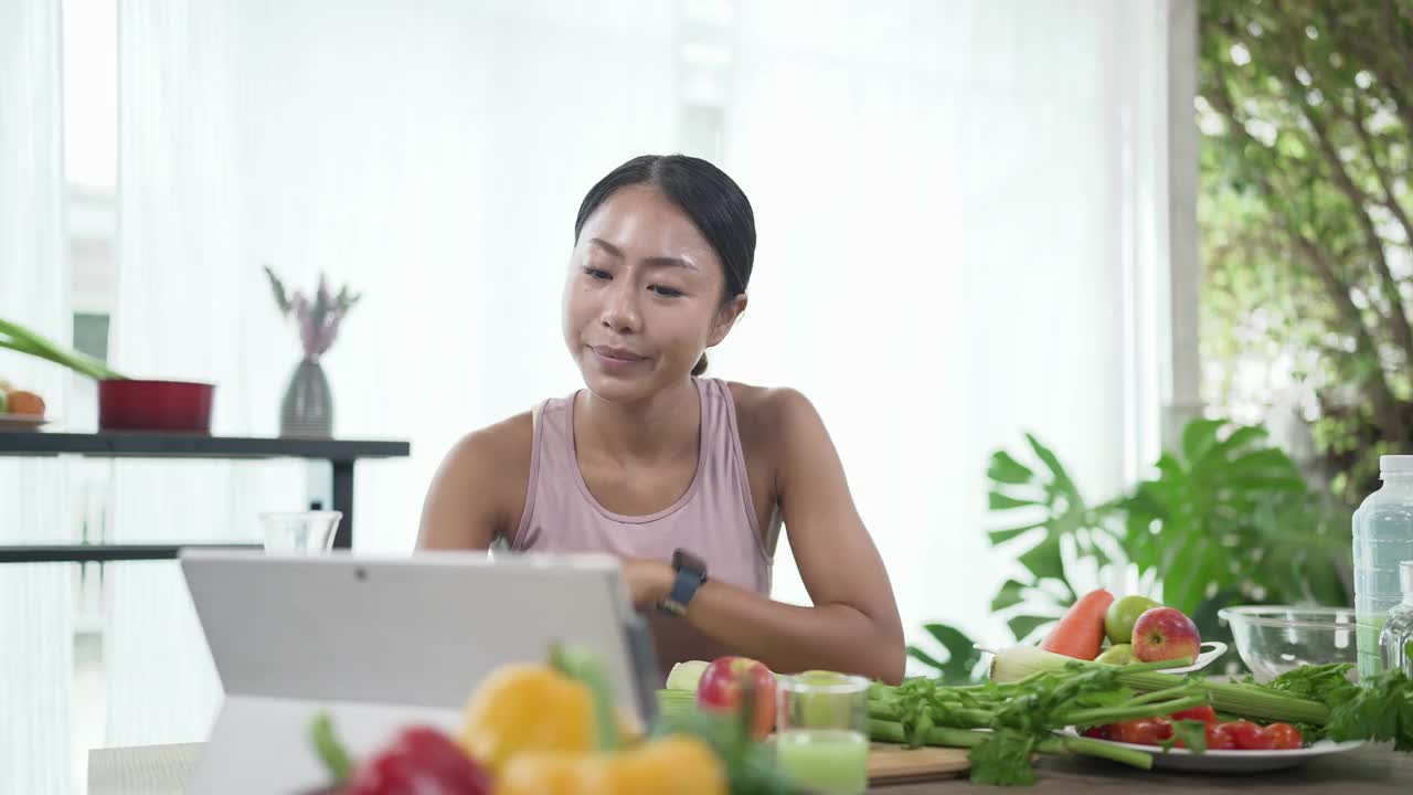 素食女性搜索健康的食谱在网站上准备烹饪视频下载