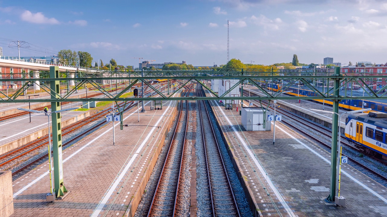 荷兰Zuid-Holland, den haag到达和离开列车的日间延时拍摄视频素材