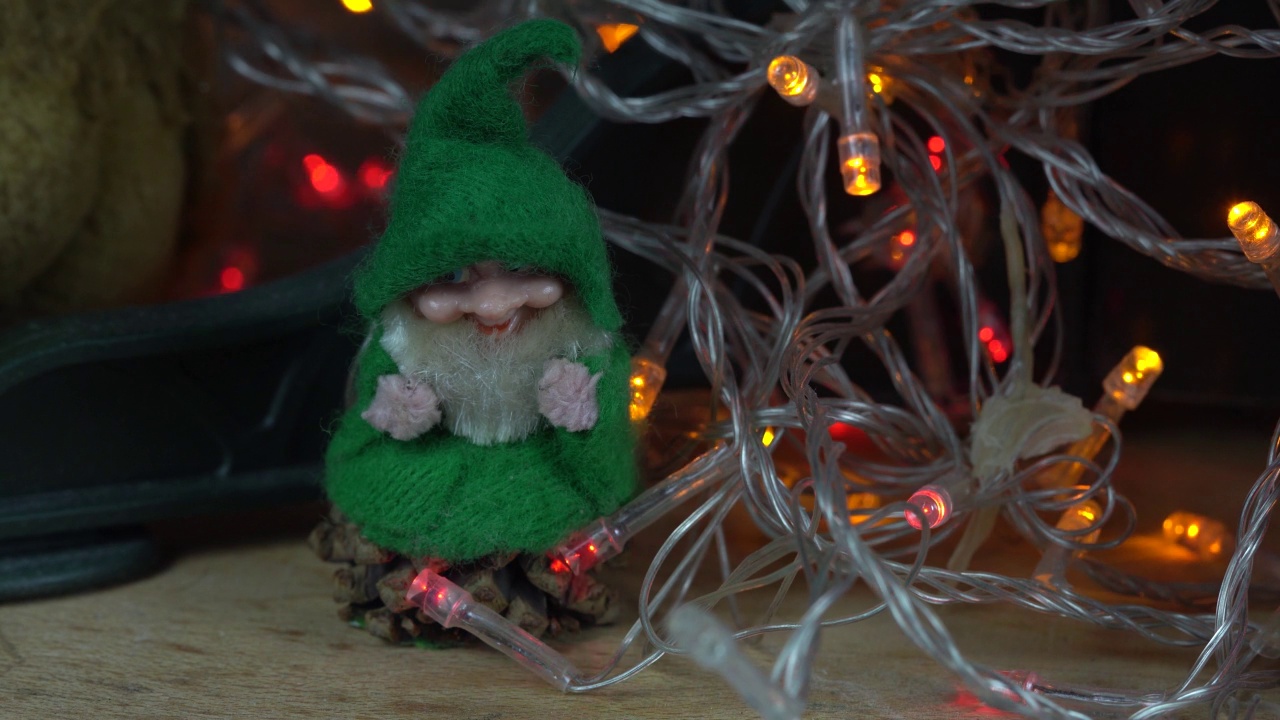圣诞树上闪烁的灯和绿色的侏儒装饰视频下载