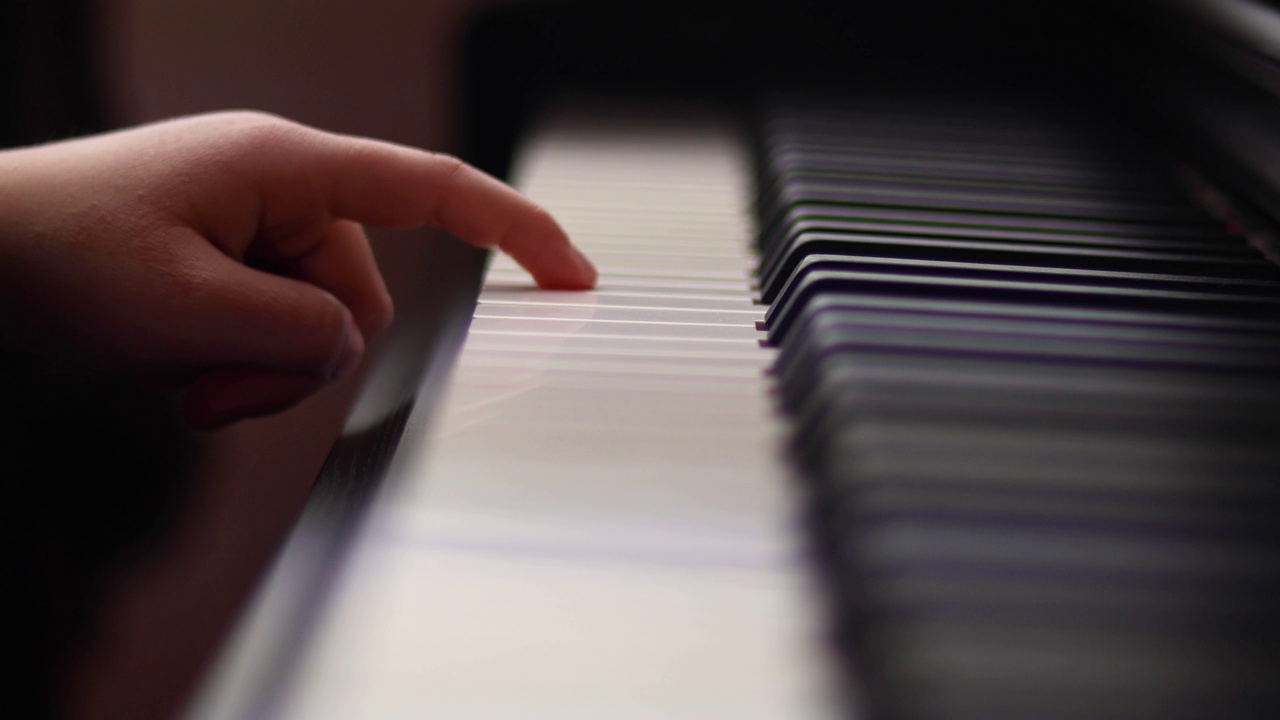 4K特写儿童钢琴家的手视频素材