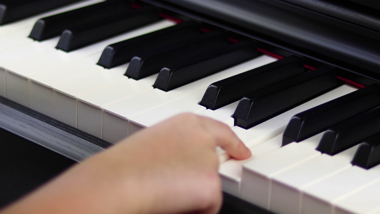 4K特写儿童钢琴家的手视频素材