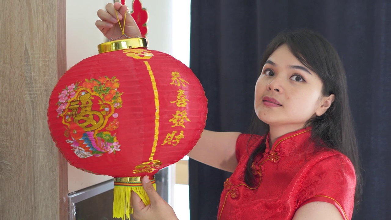 美丽的年轻亚洲妇女装饰她的房子为中国新年视频下载