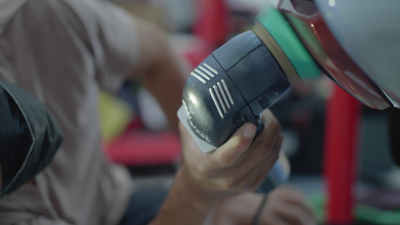 亚洲男子使用汽车抛光工具来维护汽车的漆面视频下载