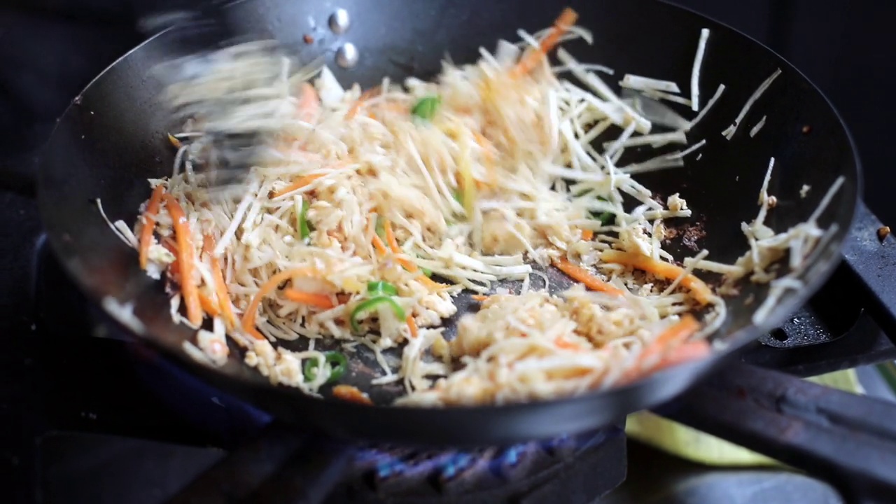 将蔬菜和鸡蛋放在平底锅里搅拌煮熟视频下载