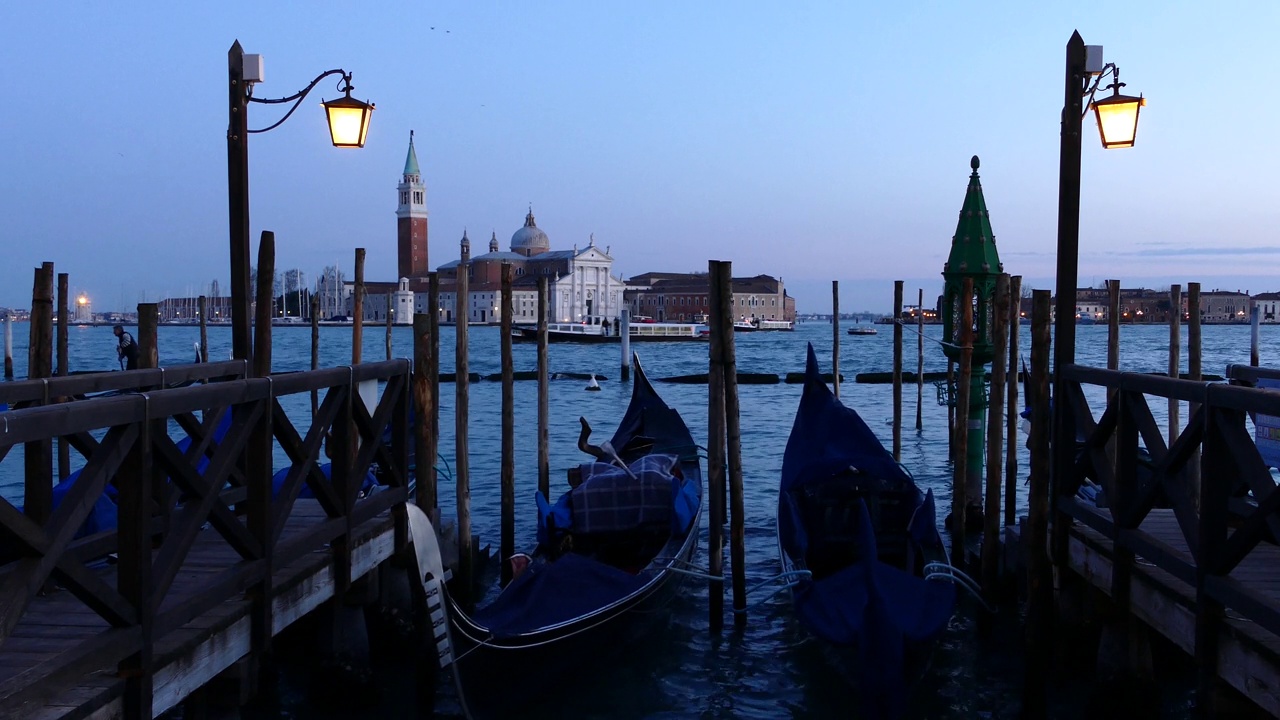 日出时，在意大利圣乔治岛的背景岛，威尼斯的4k贡多拉视频素材