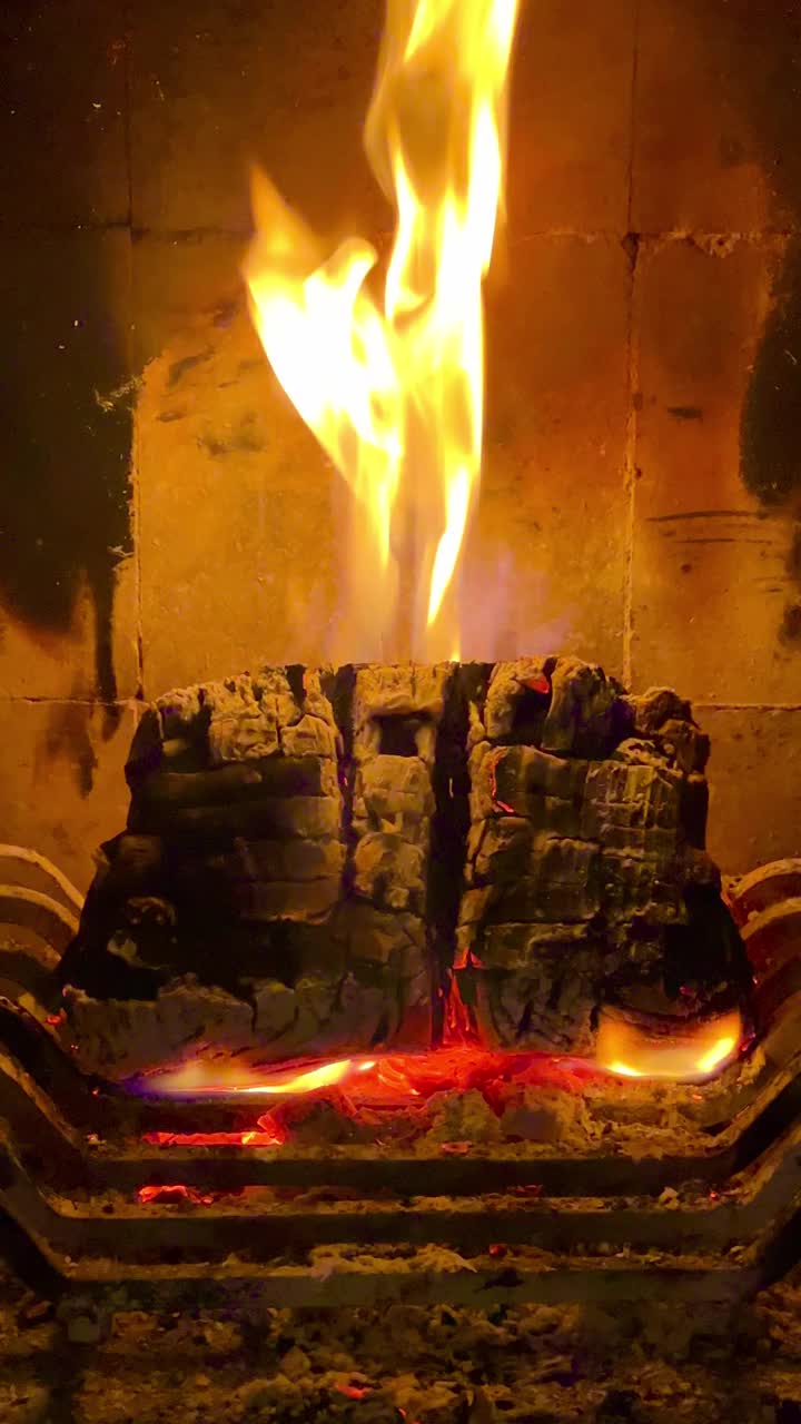 在传统的砖炉中烧烤视频素材