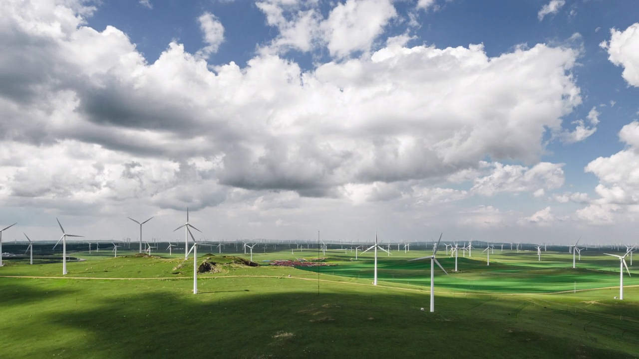T/L鸟瞰图，草原上的风力涡轮机农场视频素材