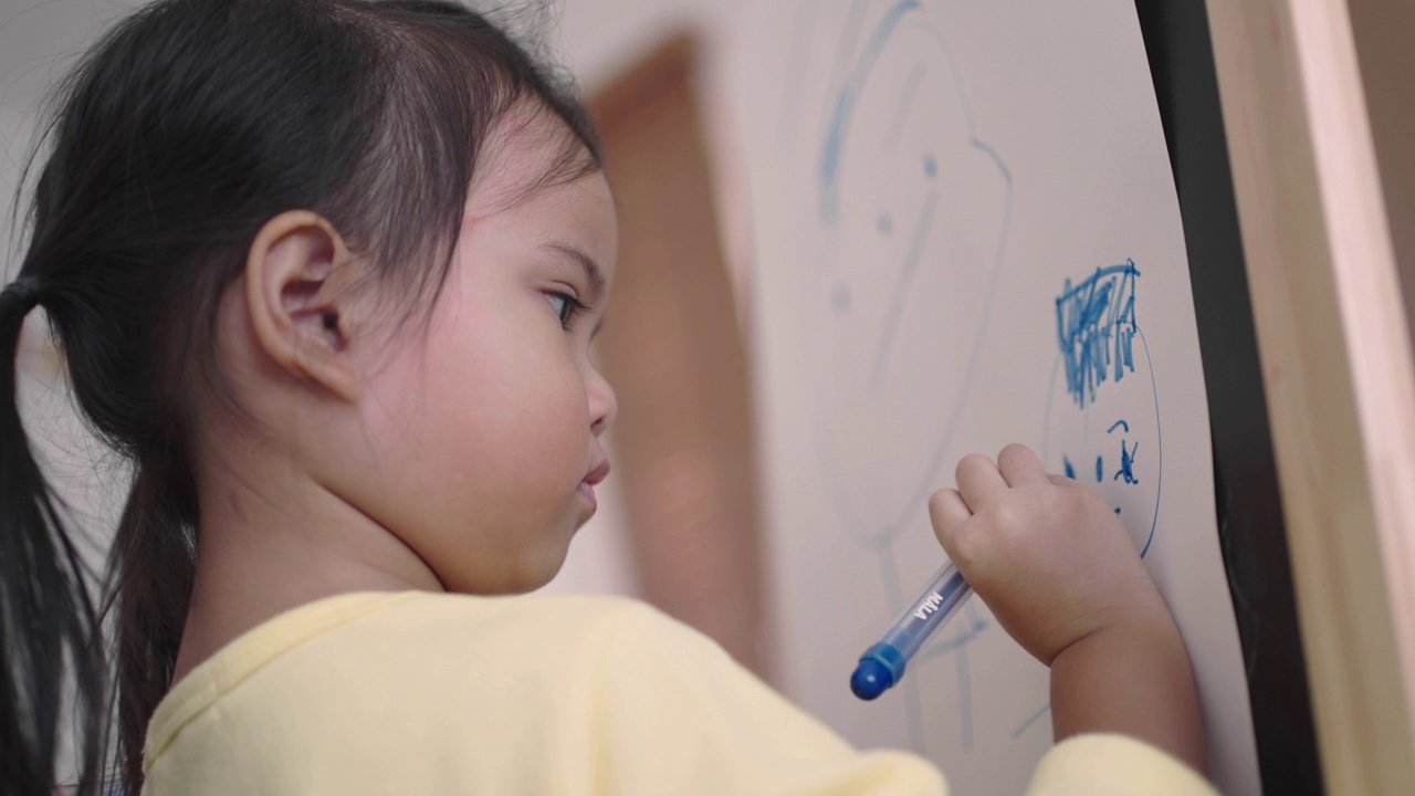 小女孩用彩笔画画视频素材
