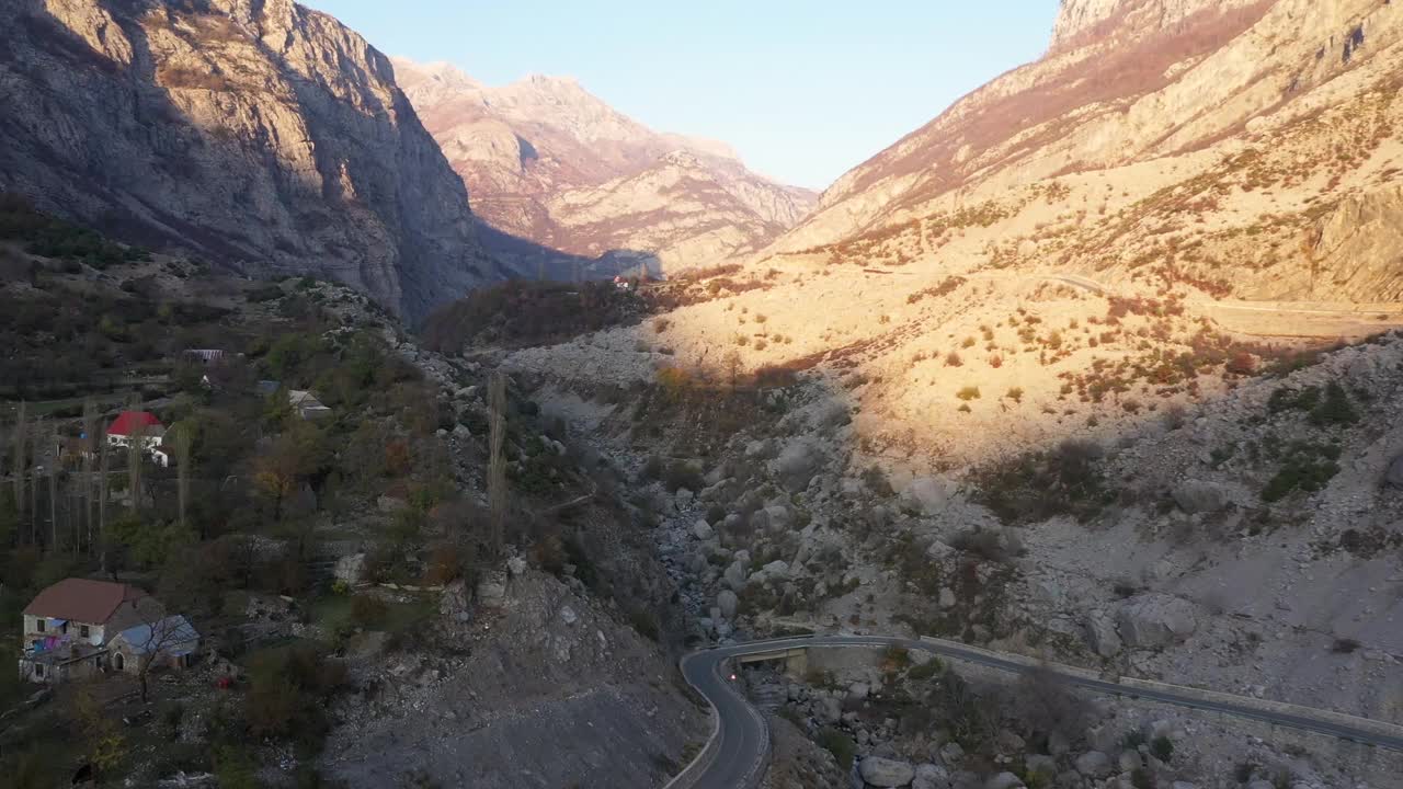 在通往阿尔巴尼亚阿尔卑斯山脉Tamarë和Selcë村庄的公路上，无人机拍摄了沿途山脉的视频视频下载