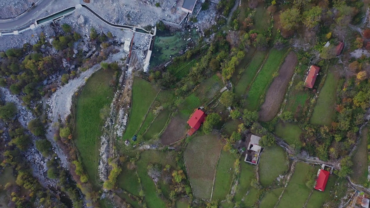 在通往阿尔巴尼亚阿尔卑斯山脉Tamarë和Selcë村庄的公路上，无人机拍摄了沿途山脉的视频视频下载