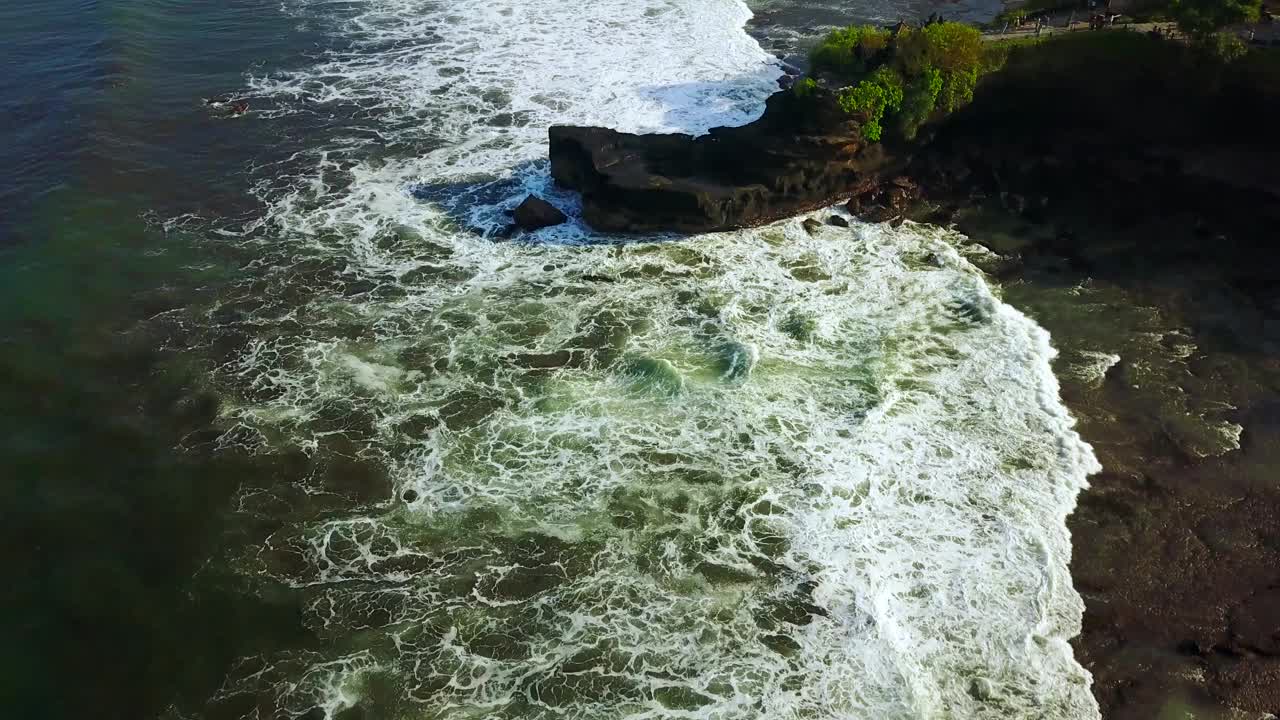 印度尼西亚巴厘岛，乌鲁瓦图神庙附近海岸的美丽鸟瞰图镜头，泡沫的波浪和悬崖。拍摄分辨率为4k视频下载
