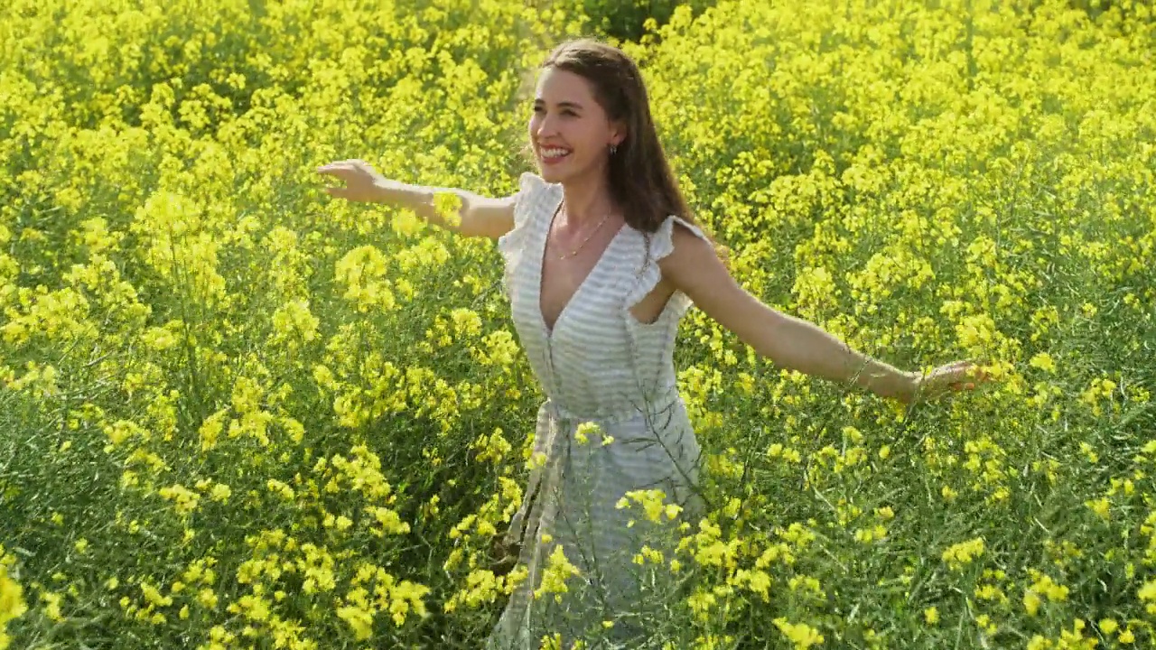 一个年轻女子在花丛中奔跑的4k视频片段视频下载