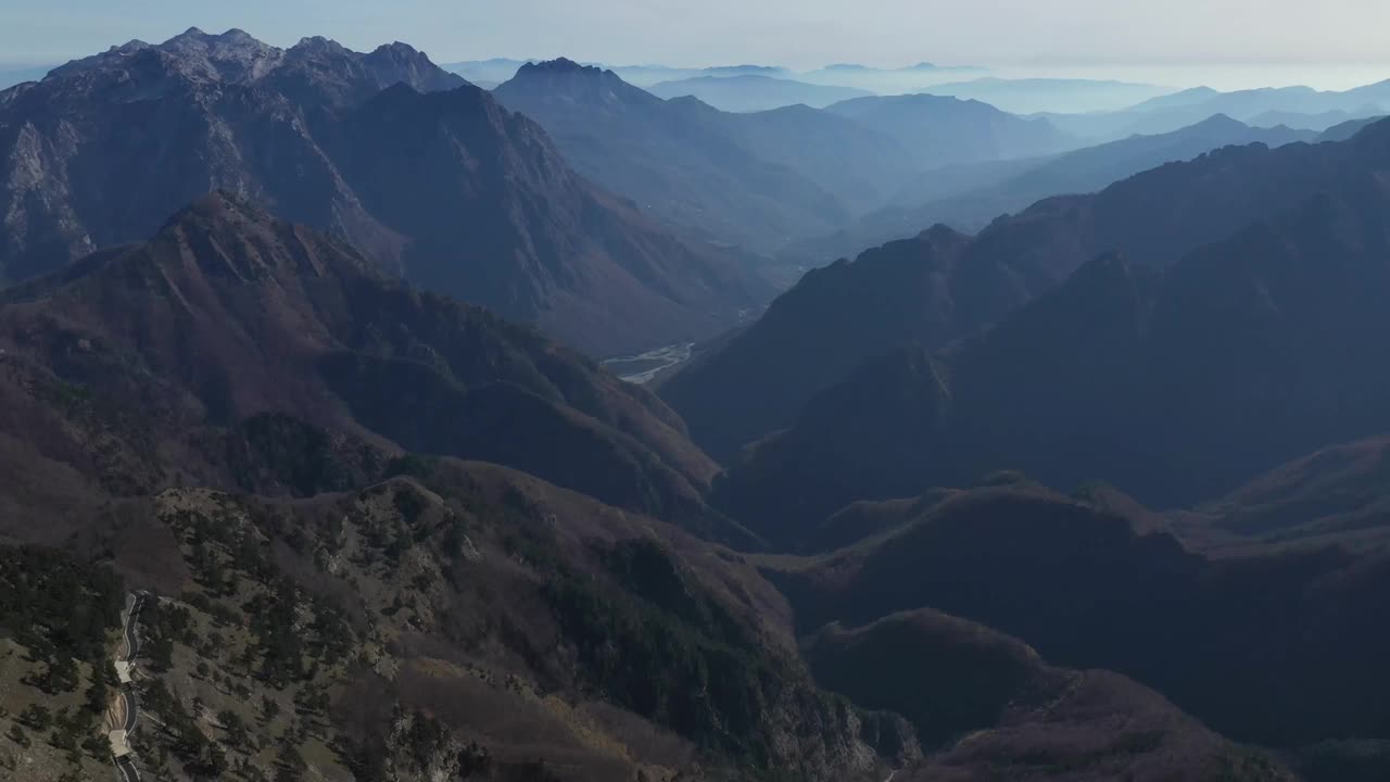 无人机拍摄的阿尔巴尼亚阿尔卑斯山的Theth国家公园的山脉视频下载