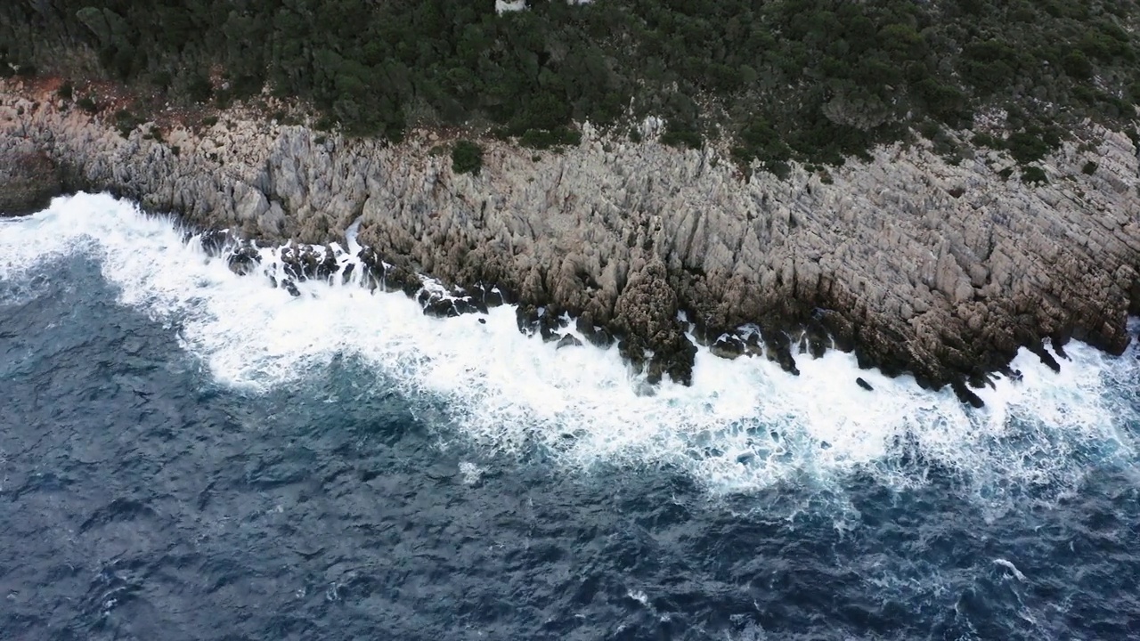 航拍的海浪拍打在纳瓦里诺海岸视频下载