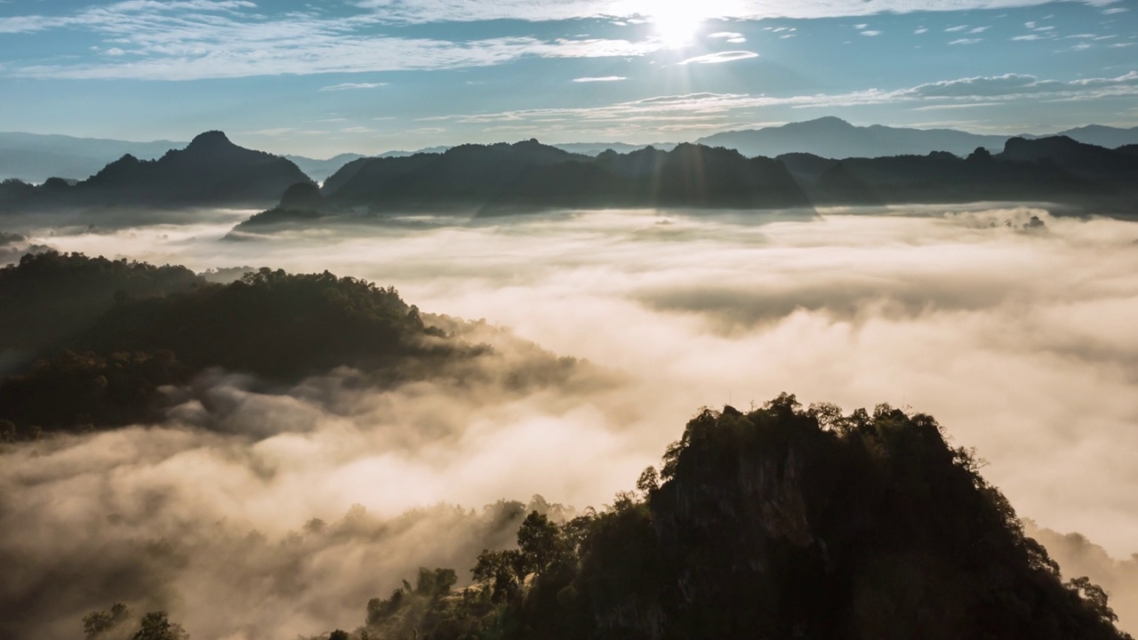 空中超减雾山和阳光透过云层在日出视频素材