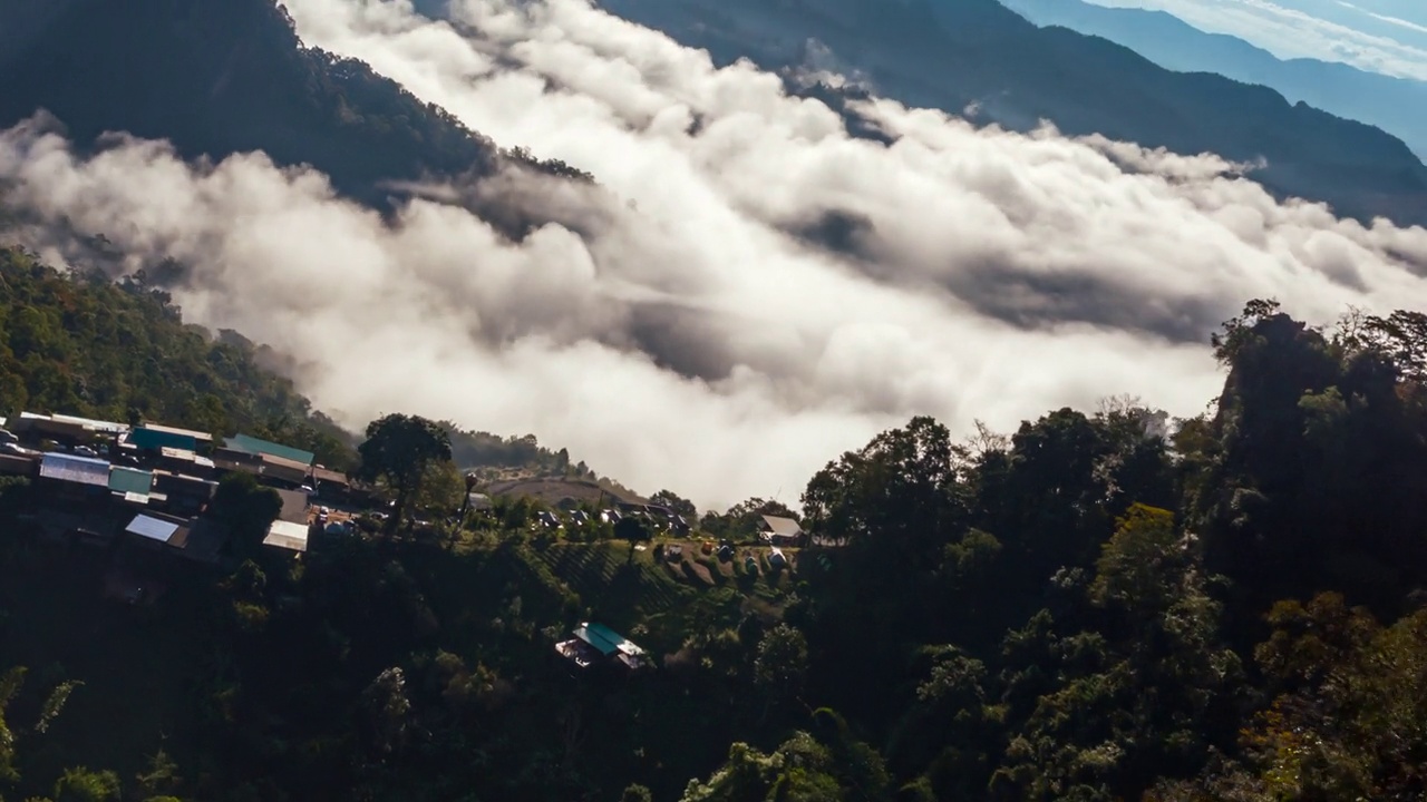 神秘的村庄，云上的山和阳光视频素材