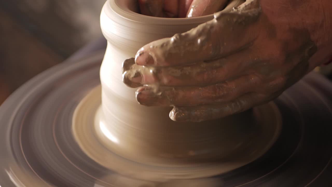 一位年长的妇女，专业的陶工，在作坊里做陶罐。DIY，正宗制作，小型企业，企业家。肮脏的手视频下载
