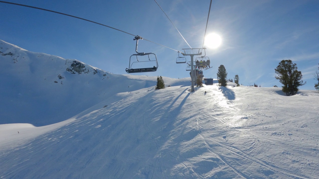 加拿大不列颠哥伦比亚省惠斯勒黑梳滑雪缆车上行视频素材