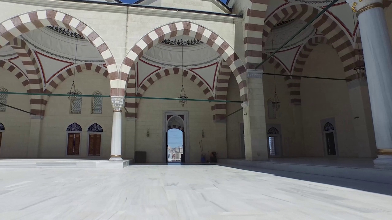 4k长镜头框架拍摄场景巨大的伊斯兰清真寺-长镜头清真寺的花园-现代和传统的伊斯兰建筑寺庙-清真寺内包括近距离的尖塔和圆顶-适合斋月和eid视频下载