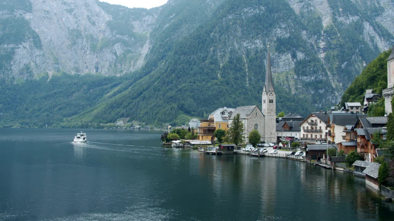 哈尔斯塔特传统村落，位于奥地利阿尔卑斯山脉之间的湖泊上视频下载